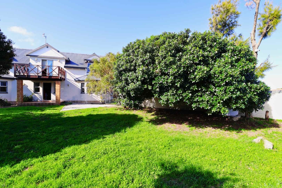 6 Bedroom Property for Sale in Sandbaai Western Cape